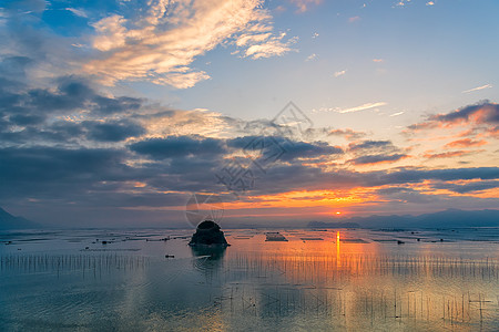 水产日出时分的海上风光背景