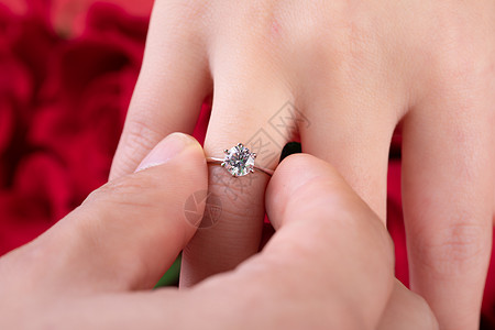 结婚戴戒指图片
