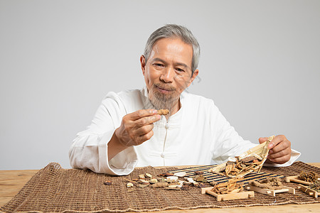 老中医手拿草药背景图片