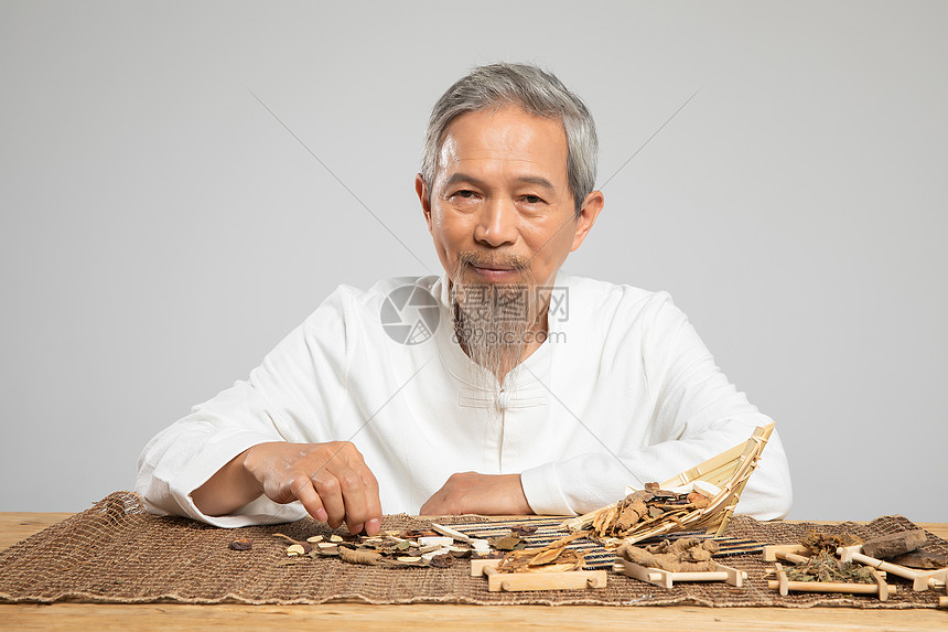 摄图网为您提供照片正版 高清照片下载,该高清照片标题为老中医形象
