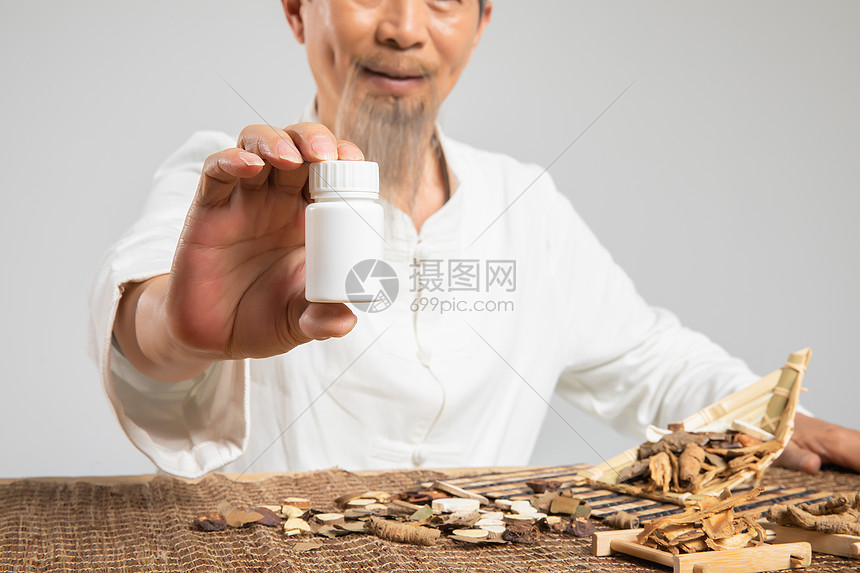 老中医手拿药品特写图片