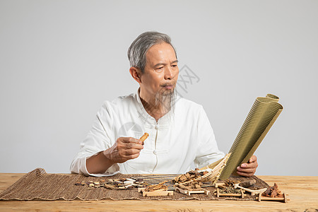 老中医手拿草药老中医和药材背景