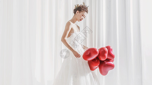 婚纱美女手持气球图片