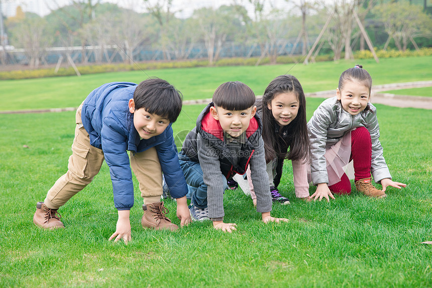 儿童草坪助跑图片