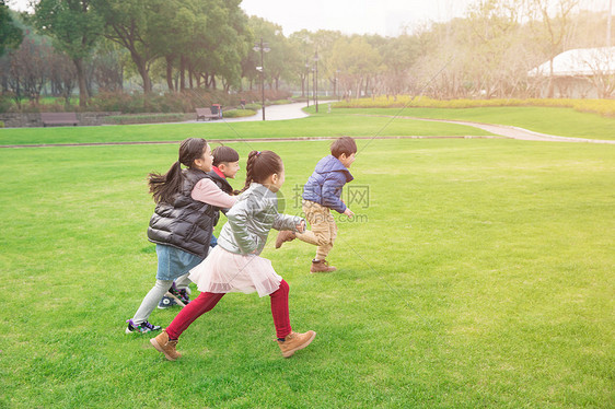 儿童草坪玩耍奔跑图片