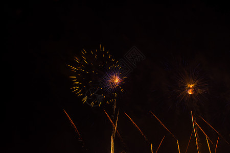 礼花绽放新年绚丽绽放的烟花背景