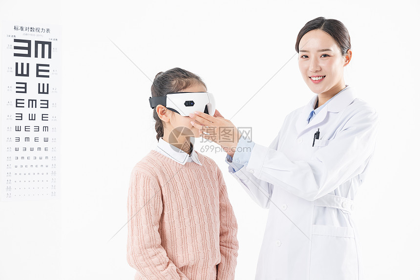 医生给女生佩戴护眼仪器图片