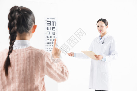 医生给女生检测视力高清图片