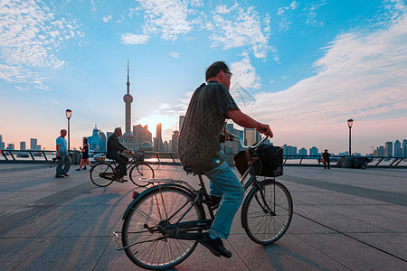 城市骑自行车上海外滩清晨背景