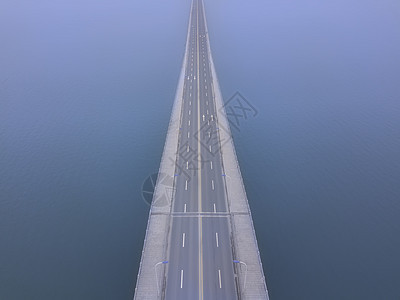 无车的跨江大桥背景图片