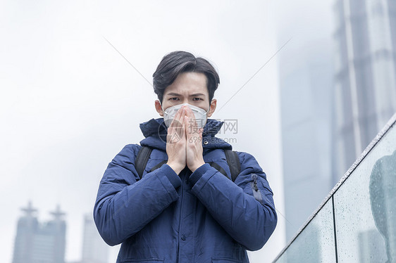 青年雾霾中捂口鼻图片