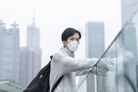 在雾霾张瞭望远方背景图片