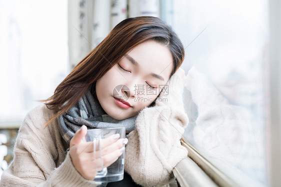 女性居家喝热水图片