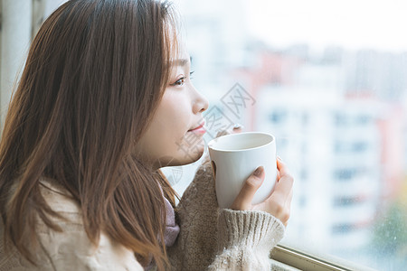 奶茶饮品美女冬季手捧杯子背景