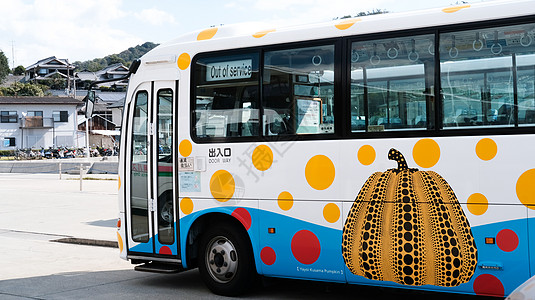 日本高松直岛特色公交巴士高清图片