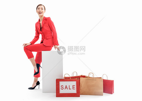 红西装女性购物促销图片