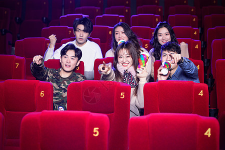 年轻人开心的看电影