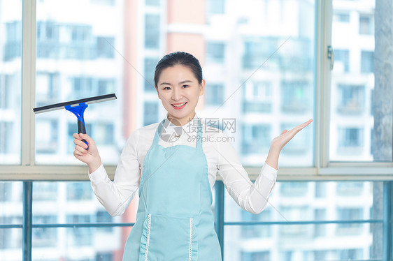 女性保洁手拿清洁刷图片
