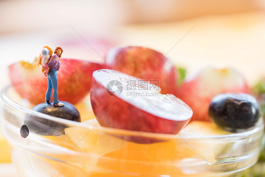 水果上探险的小人图片
