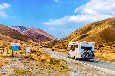 阳光路上房车旅行 行驶在道路上的房车背景