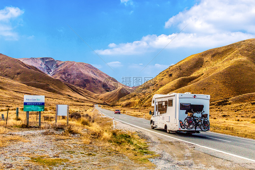 房车旅行 行驶在道路上的房车 第1页