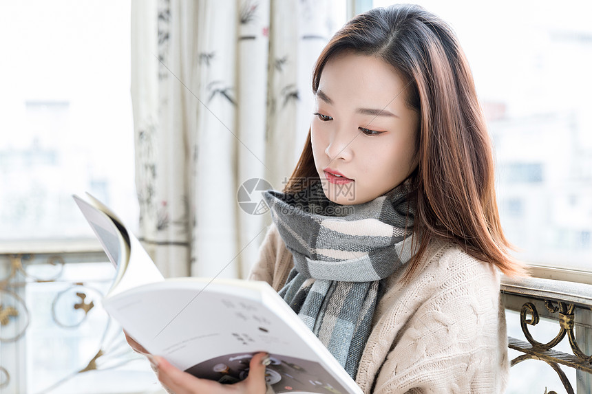 女性冬日居家看书图片