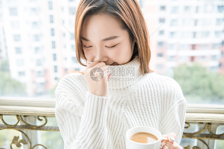 美女冬季手捧杯子图片