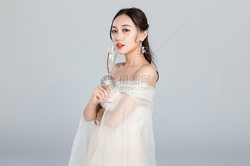 优雅的女人手拿香槟酒杯图片