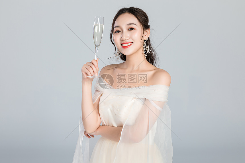 优雅的女人手拿香槟酒杯图片