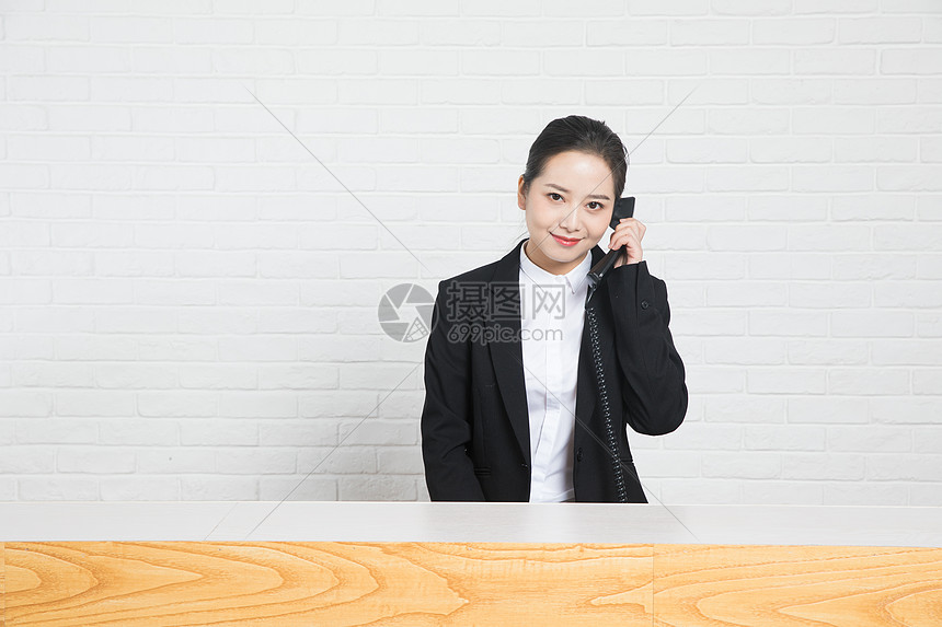 商务女性前台打电话图片