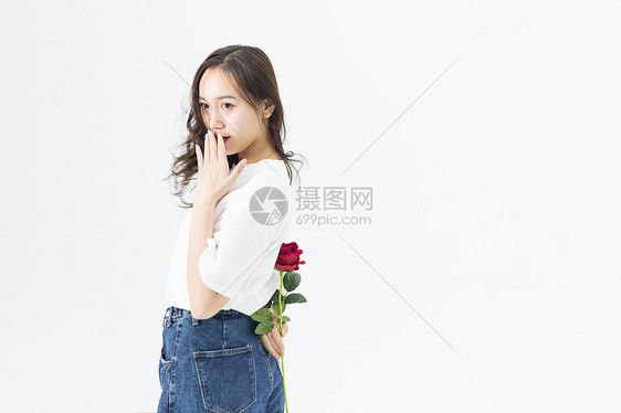 年轻女性和玫瑰花图片