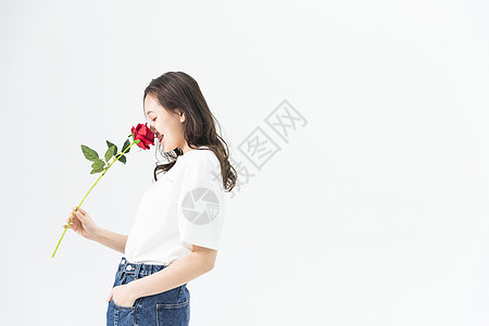 女孩叼着玫瑰花年轻女性和玫瑰花背景