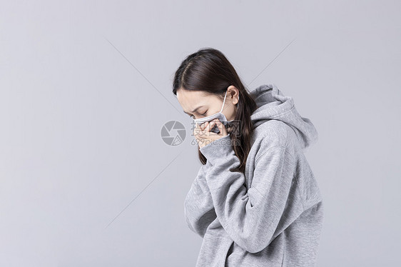 戴着口罩咳嗽的女孩图片