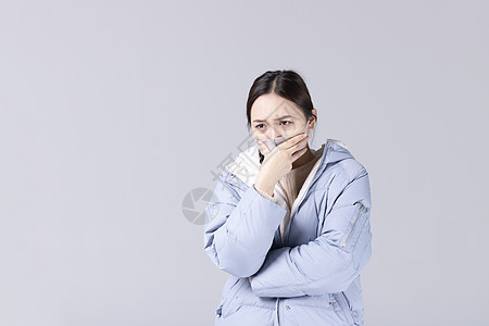 白色的水戴着口罩咳嗽的女孩背景