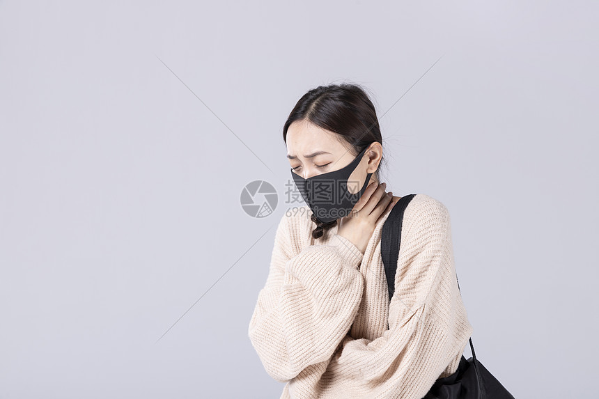 戴着口罩掐脖子的女孩