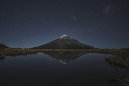 新西兰夜景新西兰北岛Taranaki山星空背景