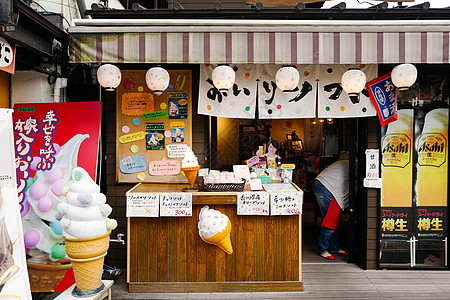 店铺招牌日本高松街头的冰淇淋店铺背景