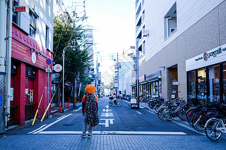 日本街拍日本高松瓦町街头引导停车的男子背景