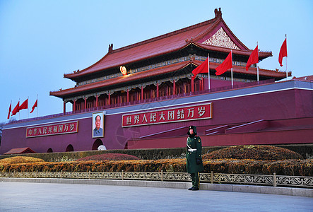 国庆红旗边框北京天安门广场站岗的士兵背景