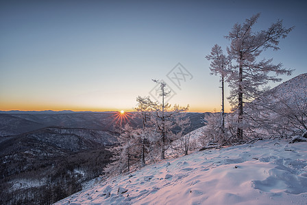 雪山顶大兴安岭日出背景