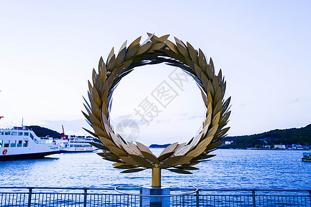日本高松小豆岛土庄港口广场的“太阳的赠礼”雕塑图片