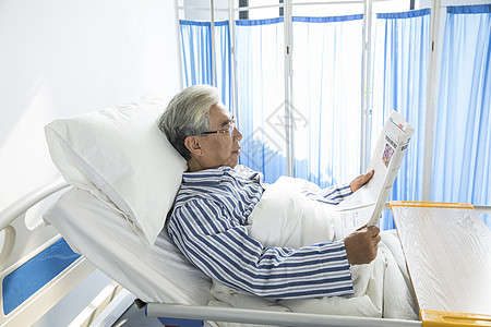 老人看报纸老年病人病床看报纸背景