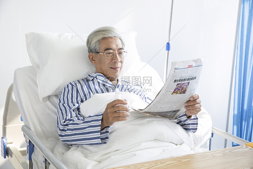 老年病人病床看报纸