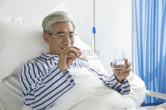 老年病人病床吃药图片