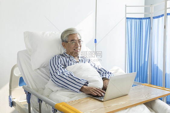 老年病人病床上网图片