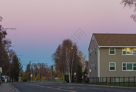 蓝色渐变色美国费尔班克斯街景紫红色黄昏天空背景