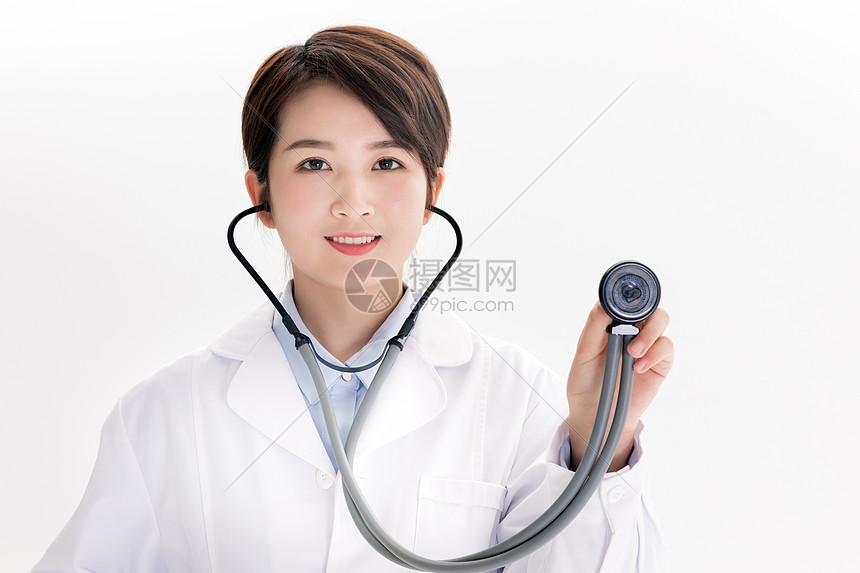 女性医生听诊