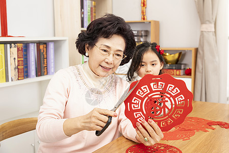 新年祖孙剪窗花图片