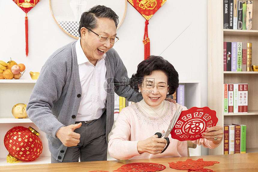 奶奶教爷爷剪窗花