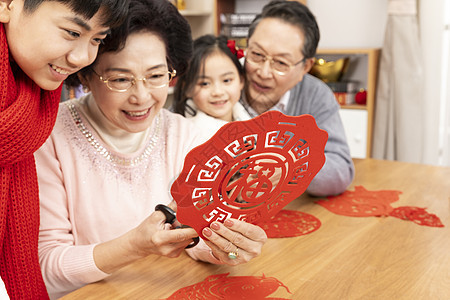 新年孙祖剪窗花图片